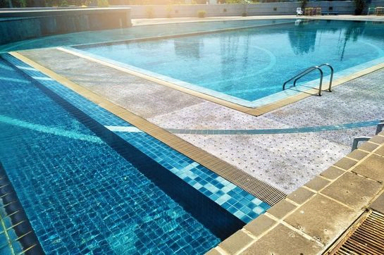 piscina azul con esplandor de fondo